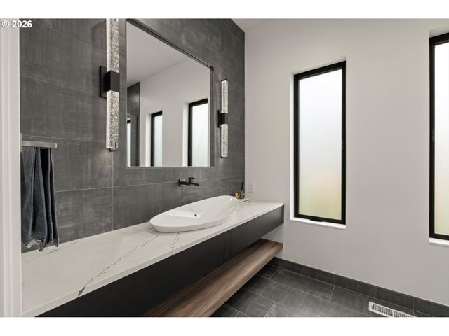 13041 THOMA Rd, Lake Oswego, OR 97034