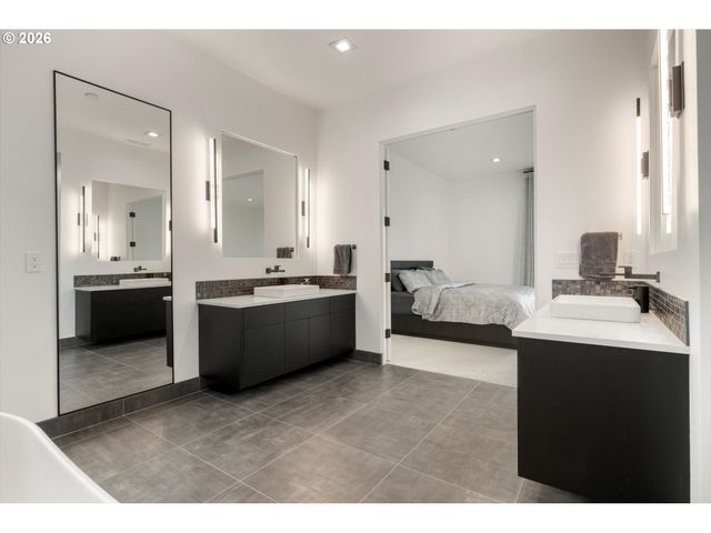 13041 THOMA Rd, Lake Oswego, OR 97034