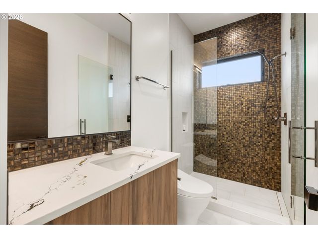 13041 THOMA Rd, Lake Oswego, OR 97034