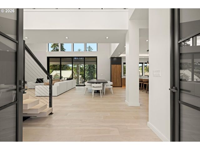 13041 THOMA Rd, Lake Oswego, OR 97034