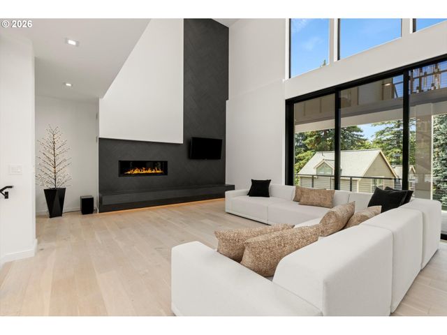 13041 THOMA Rd, Lake Oswego, OR 97034