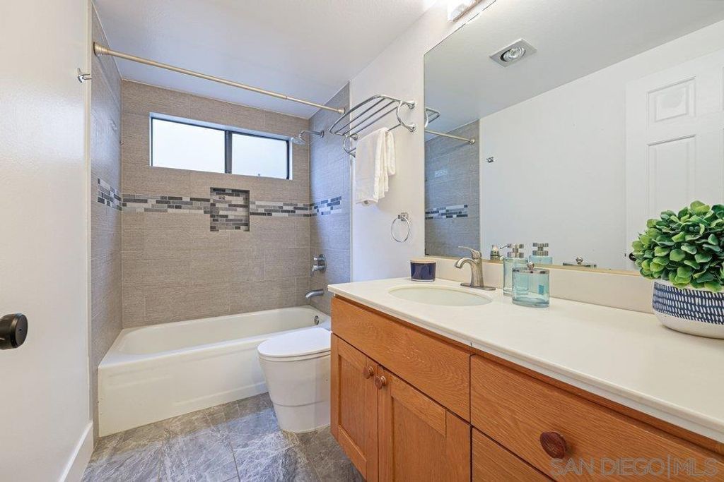 Image 14 of property listing at 8860 Villa La Jolla Drive 217, La Jolla, CA 92037