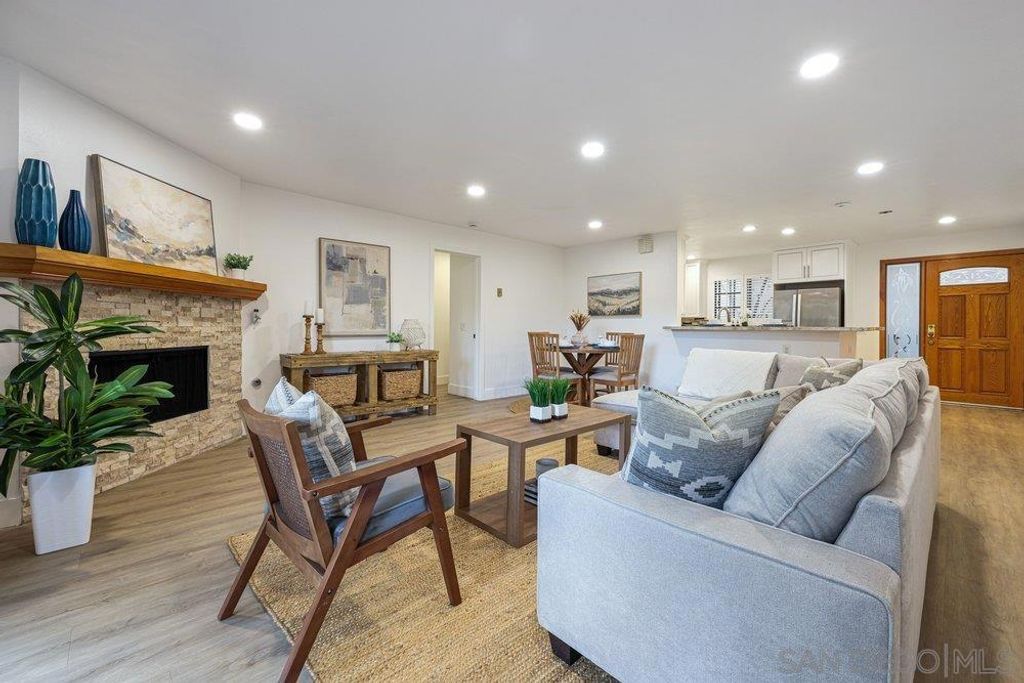 Image 3 of property listing at 8860 Villa La Jolla Drive 217, La Jolla, CA 92037