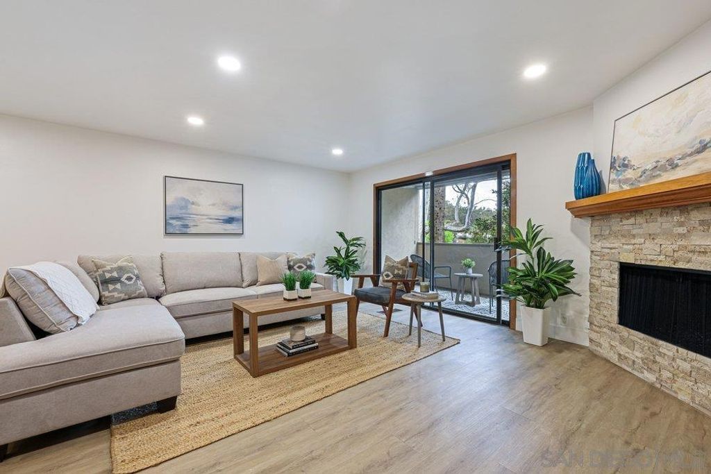 Image 5 of property listing at 8860 Villa La Jolla Drive 217, La Jolla, CA 92037