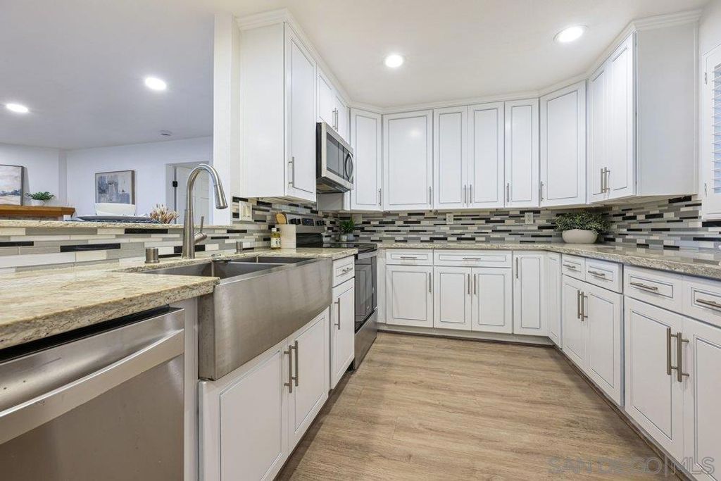 Image 7 of property listing at 8860 Villa La Jolla Drive 217, La Jolla, CA 92037