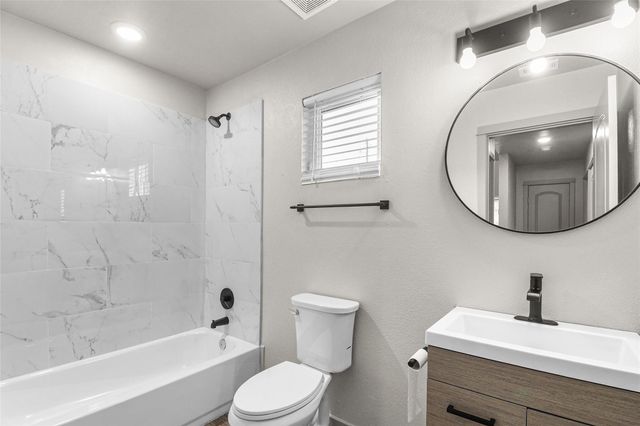 654 Maple LN, Cottonwood Shores, TX 78657