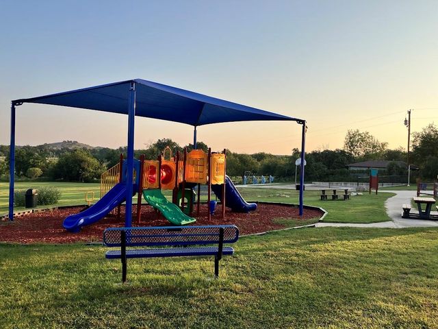 654 Maple LN, Cottonwood Shores, TX 78657