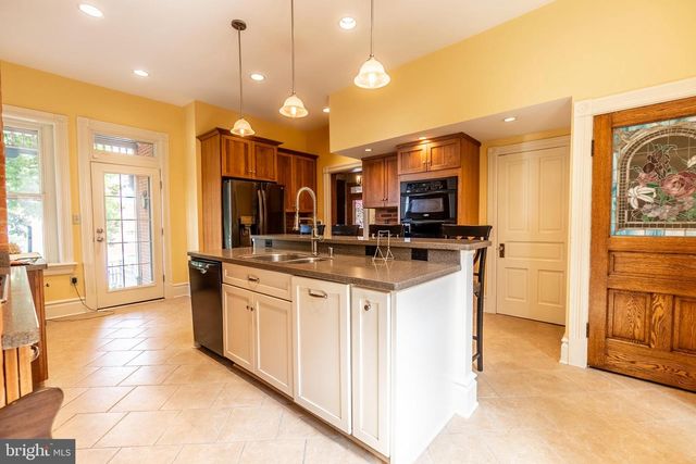 300 LINCOLN WAY W, New Oxford, PA 17350
