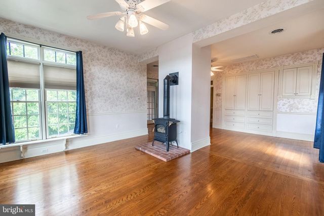 300 LINCOLN WAY W, New Oxford, PA 17350