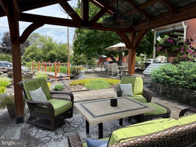 300 LINCOLN WAY W, New Oxford, PA 17350