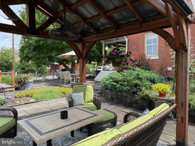 300 LINCOLN WAY W, New Oxford, PA 17350