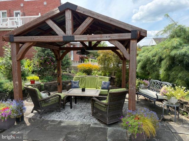300 LINCOLN WAY W, New Oxford, PA 17350
