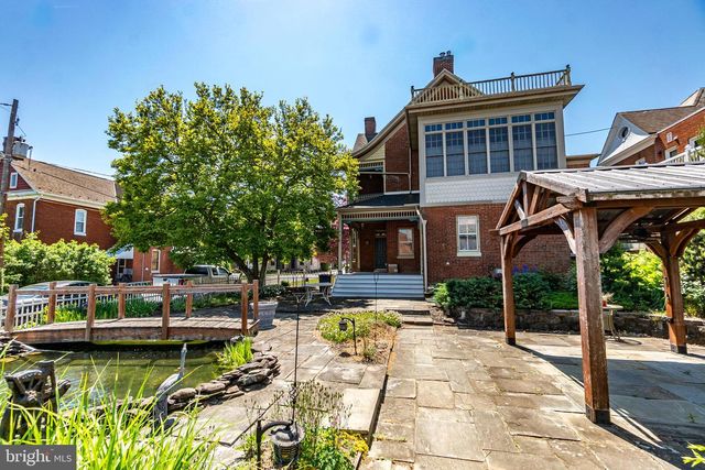 300 LINCOLN WAY W, New Oxford, PA 17350