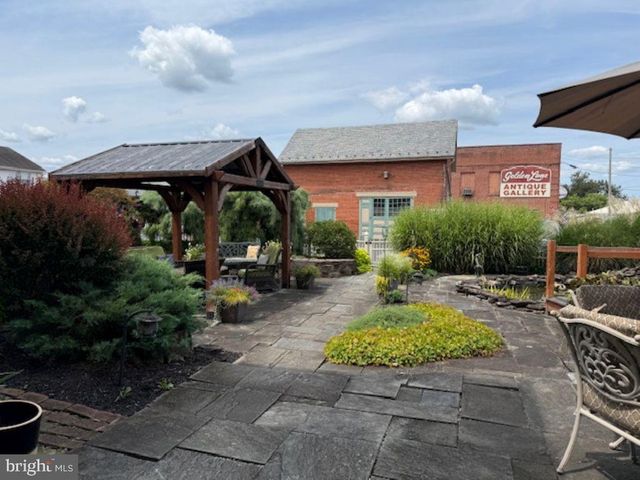300 LINCOLN WAY W, New Oxford, PA 17350