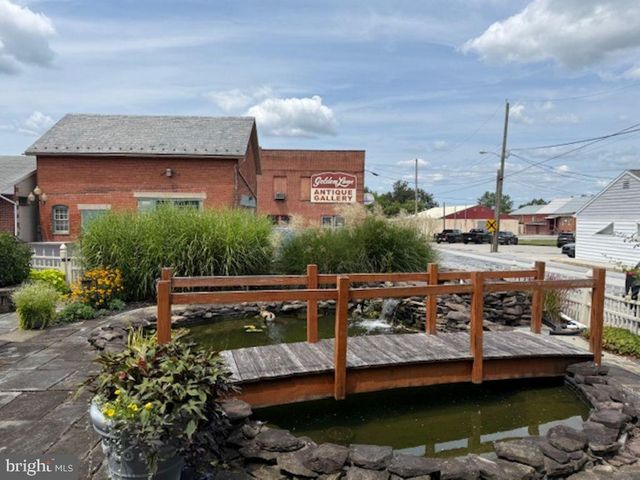 300 LINCOLN WAY W, New Oxford, PA 17350