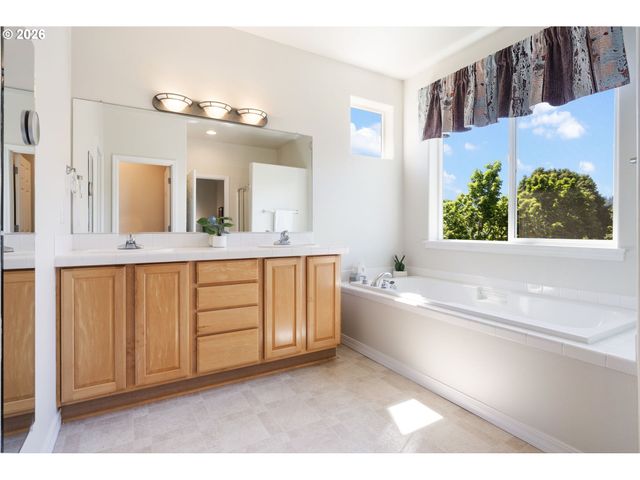 23600 Sw HERON LAKES Dr, Sherwood, OR 97140
