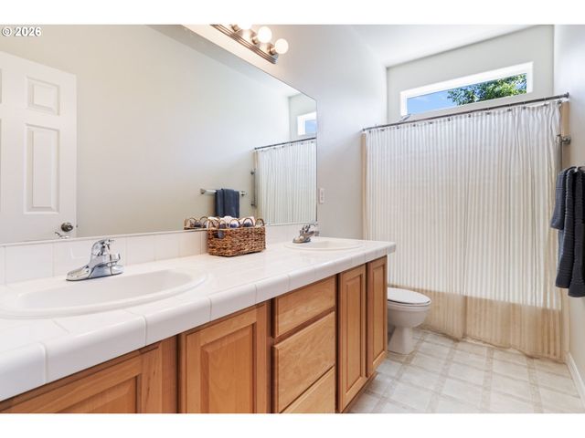 23600 Sw HERON LAKES Dr, Sherwood, OR 97140