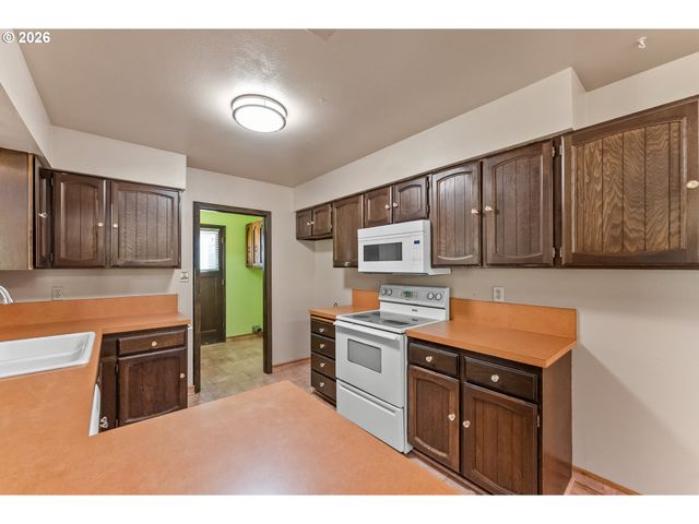 221 OAKVIEW Dr, Roseburg, OR 97471