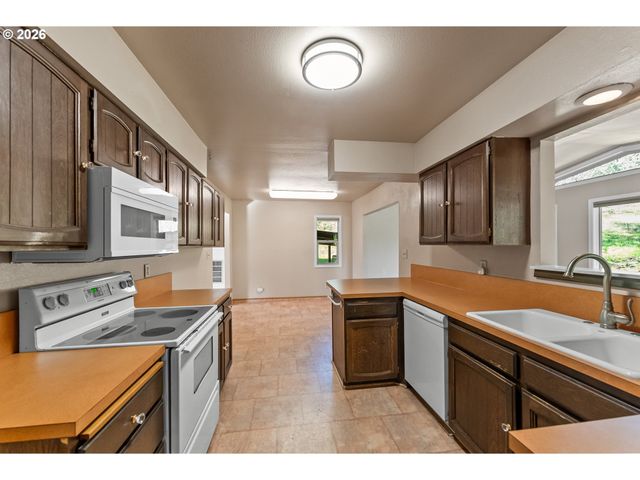 221 OAKVIEW Dr, Roseburg, OR 97471