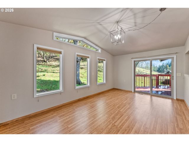 221 OAKVIEW Dr, Roseburg, OR 97471