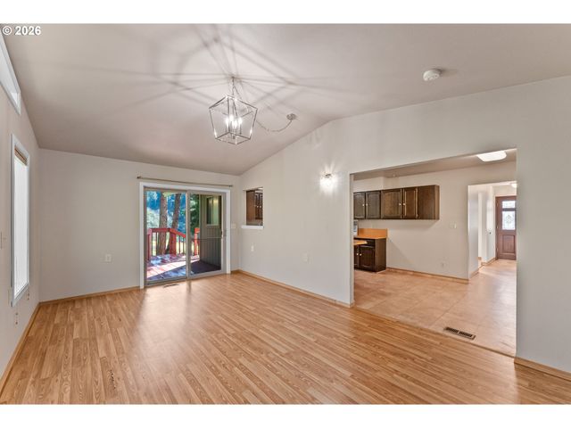 221 OAKVIEW Dr, Roseburg, OR 97471