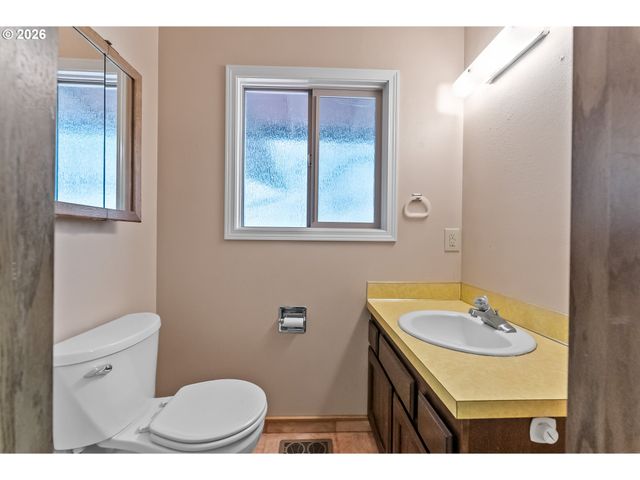 221 OAKVIEW Dr, Roseburg, OR 97471