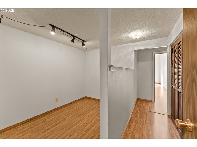 221 OAKVIEW Dr, Roseburg, OR 97471