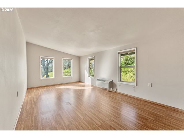 221 OAKVIEW Dr, Roseburg, OR 97471