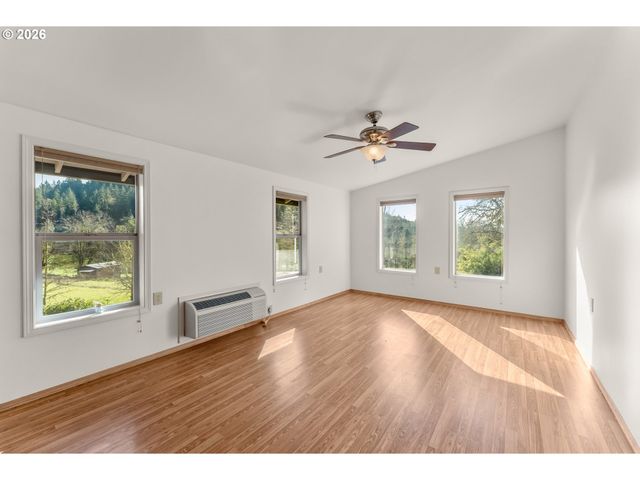 221 OAKVIEW Dr, Roseburg, OR 97471