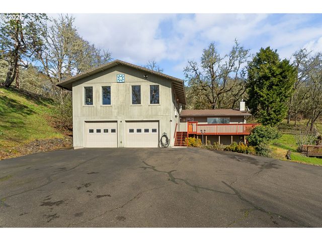 221 OAKVIEW Dr, Roseburg, OR 97471