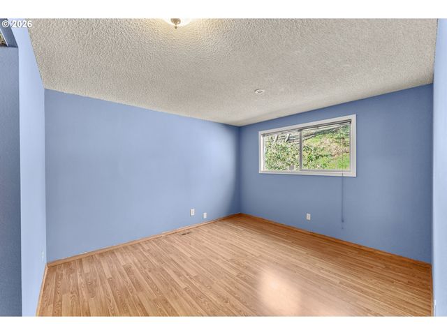 221 OAKVIEW Dr, Roseburg, OR 97471