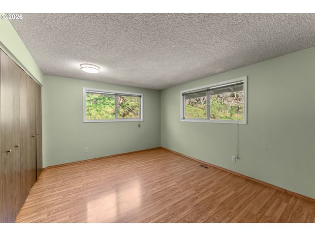 221 OAKVIEW Dr, Roseburg, OR 97471