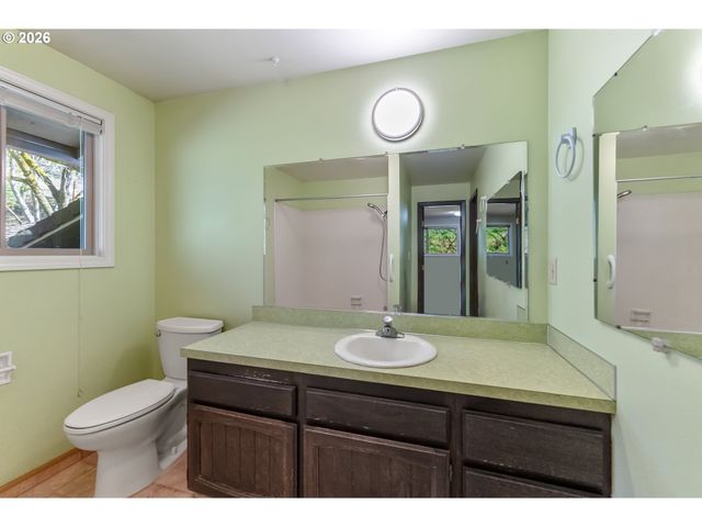 221 OAKVIEW Dr, Roseburg, OR 97471