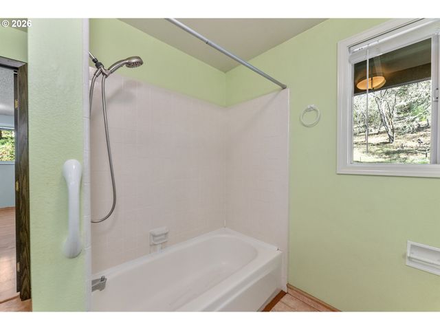 221 OAKVIEW Dr, Roseburg, OR 97471