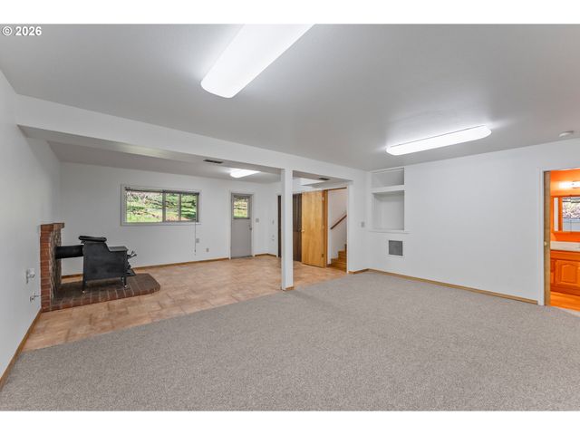 221 OAKVIEW Dr, Roseburg, OR 97471