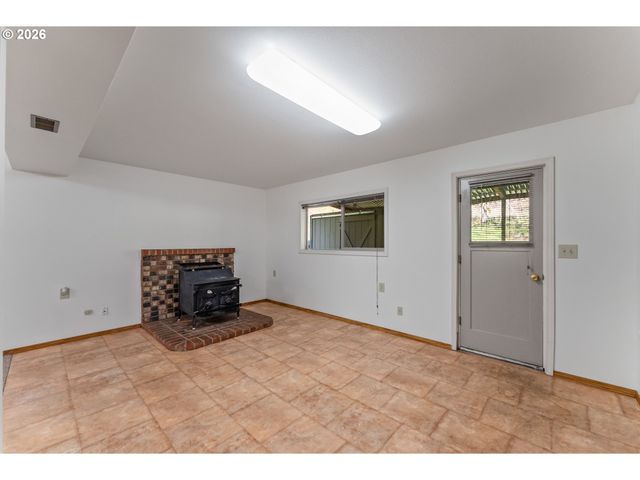 221 OAKVIEW Dr, Roseburg, OR 97471