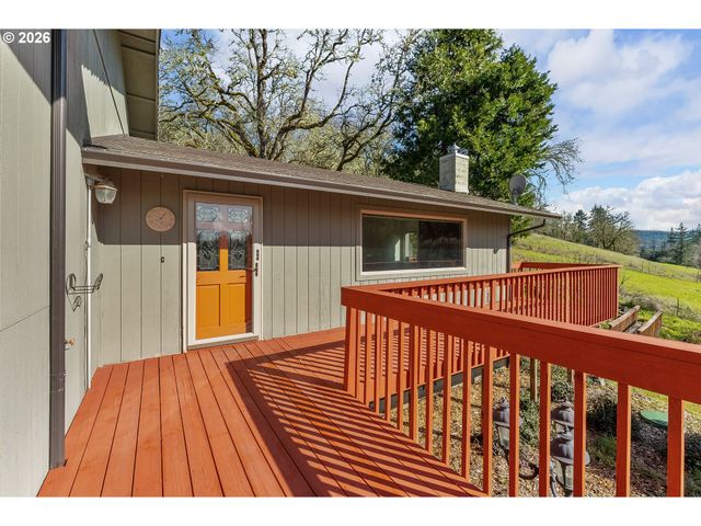 221 OAKVIEW Dr, Roseburg, OR 97471