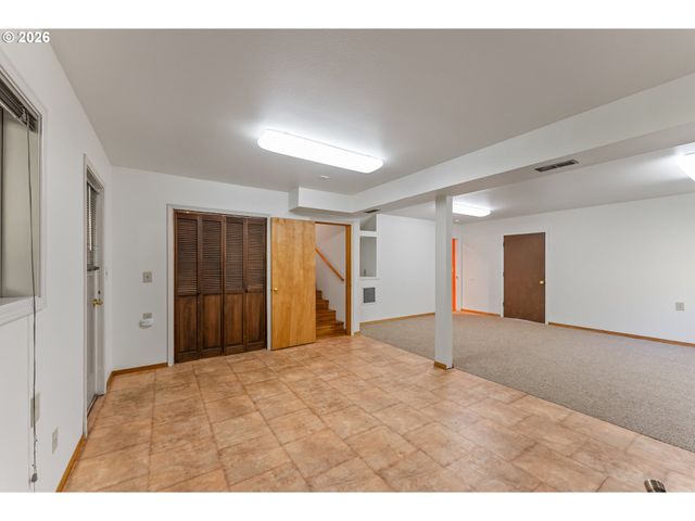 221 OAKVIEW Dr, Roseburg, OR 97471