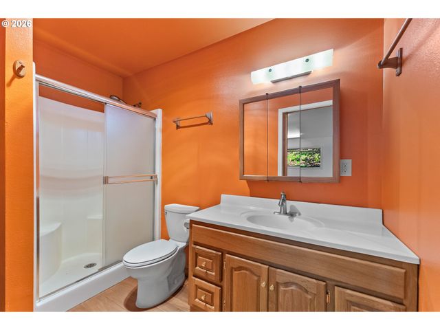 221 OAKVIEW Dr, Roseburg, OR 97471