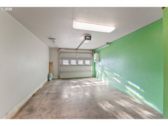 221 OAKVIEW Dr, Roseburg, OR 97471