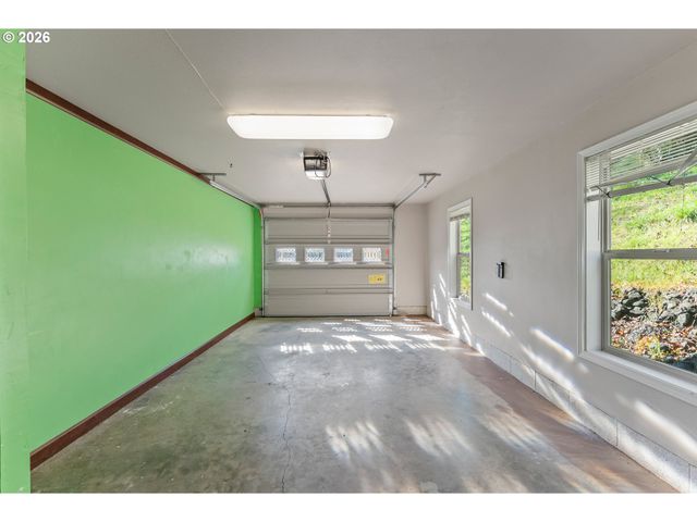 221 OAKVIEW Dr, Roseburg, OR 97471