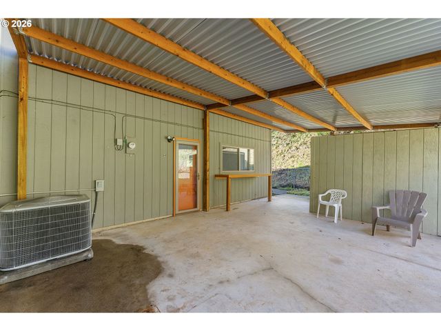 221 OAKVIEW Dr, Roseburg, OR 97471