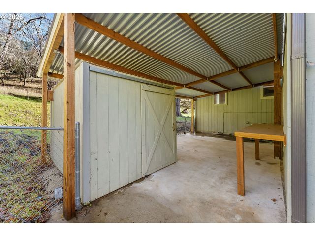 221 OAKVIEW Dr, Roseburg, OR 97471