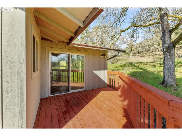 221 OAKVIEW Dr, Roseburg, OR 97471
