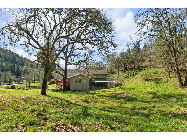 221 OAKVIEW Dr, Roseburg, OR 97471