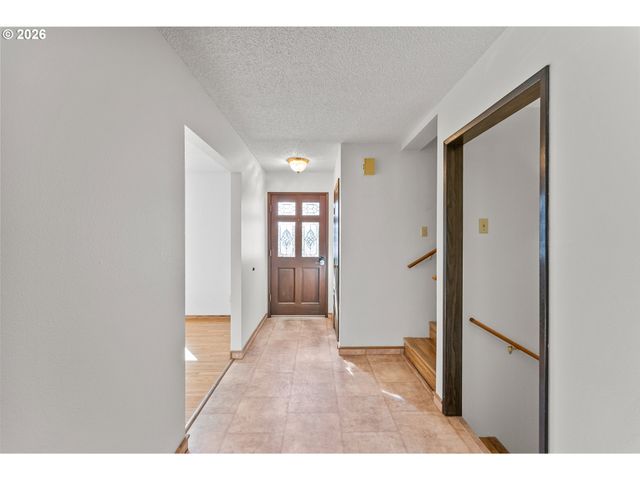 221 OAKVIEW Dr, Roseburg, OR 97471