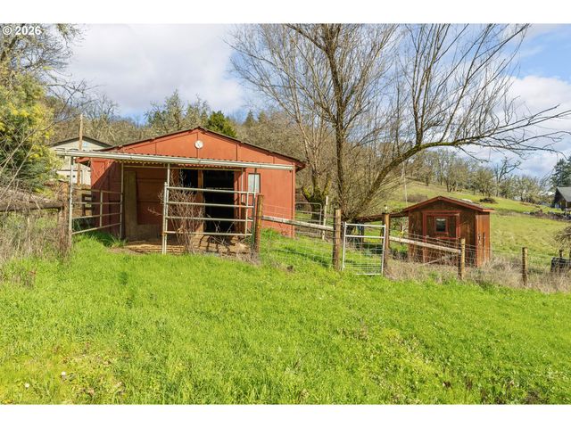 221 OAKVIEW Dr, Roseburg, OR 97471