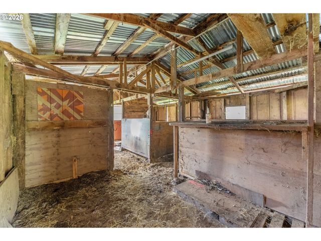 221 OAKVIEW Dr, Roseburg, OR 97471