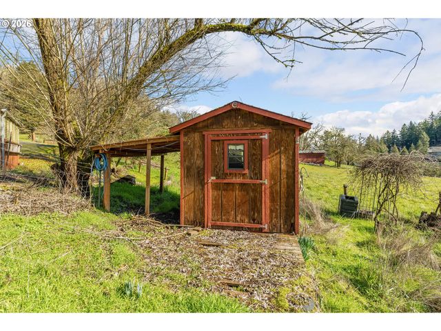 221 OAKVIEW Dr, Roseburg, OR 97471