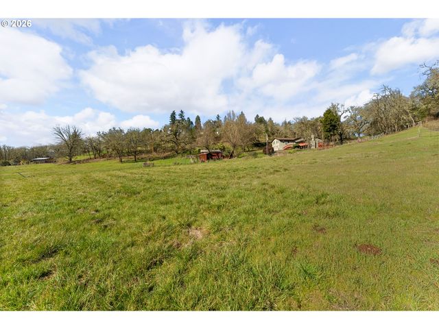221 OAKVIEW Dr, Roseburg, OR 97471